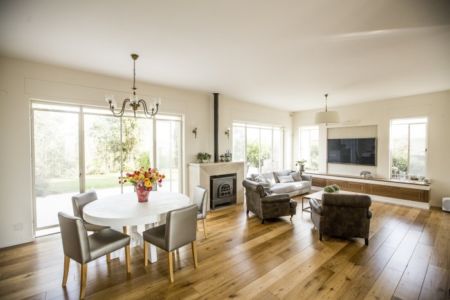 חדר מגורים בעיצוב הלל אדריכלות. צילום: לירן שמש