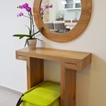 מראה ומדף בכניסה לבית