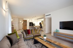 חלל מגורים באווירה יוקרתית מוקפדת וחמימה. קרדיט צילום: רן ארדה.