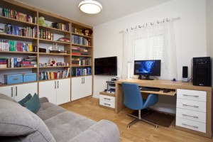 חדר עבודה עם חלל אחסון גדול ופינת צפייה מפנקת. קרדיט צילום: רן ארדה.