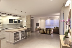 נגיעה של צבע במבואת הכניסה עם ערך מוסף פונקציונאלי. קרדיט צילום: רן ארדה.