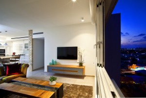 חלון מרכזי בסלון. נוף מרגיע לסופו של היום. קרדיט. צילום: רן ארדה